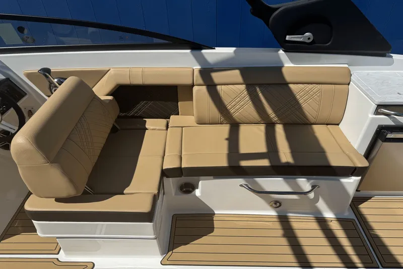 Slide: The Image of Sea Ray SDX 290 2026 - 37