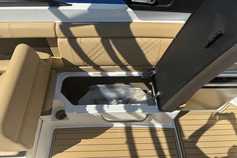 Slide: The Image of Sea Ray SDX 290 2026 - 39