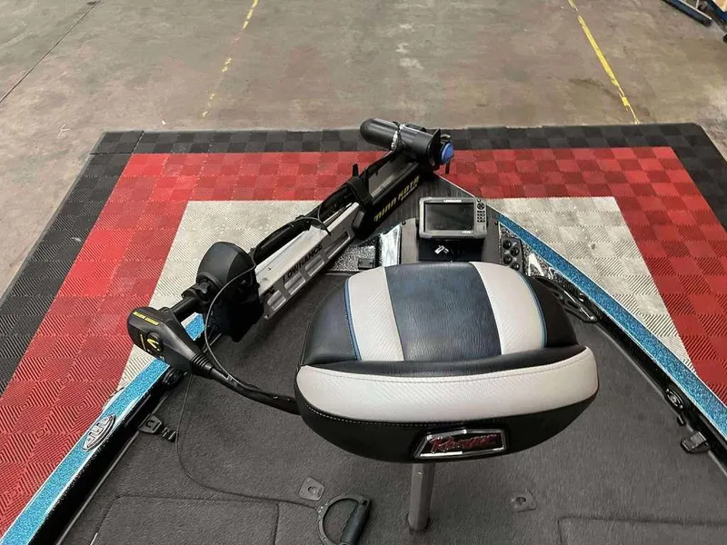 Slide: The Image of 2016 Ranger Z518c boat interior with seat, trolling motor, and fish finder. - 7