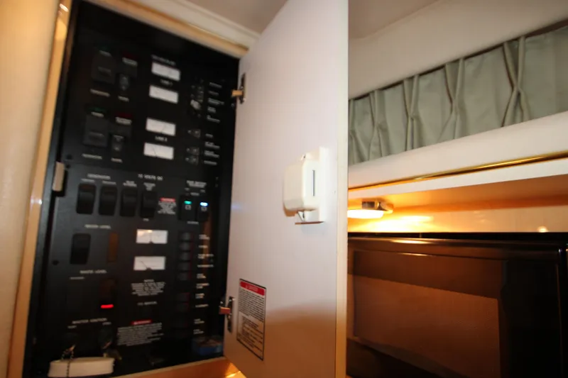 Slide: The Image of Electrical panel of Sea Ray 340 Sundancer 2001. - 49