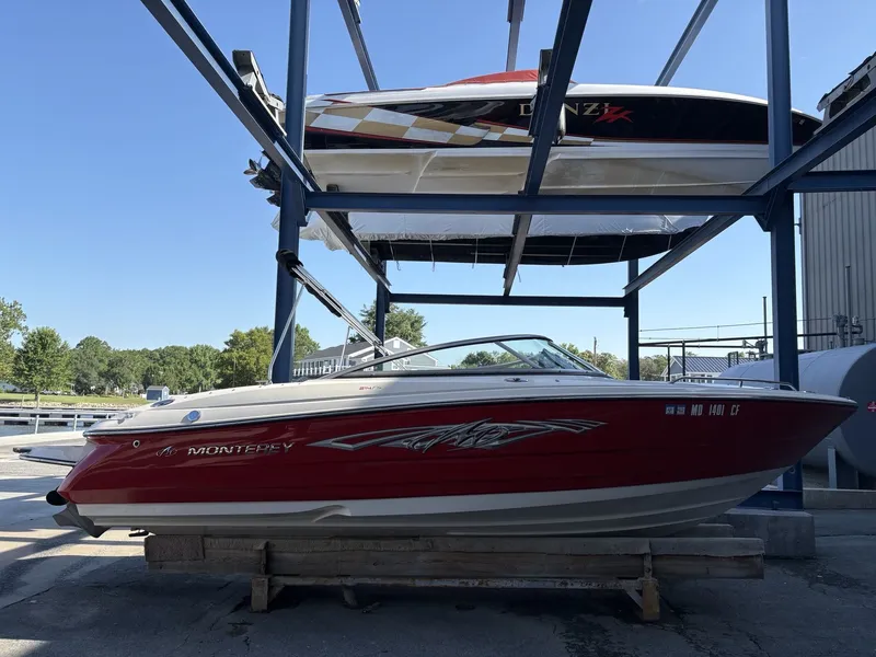 Slide: The Image of Monterey Sport Boat 224FS 2011 - 9