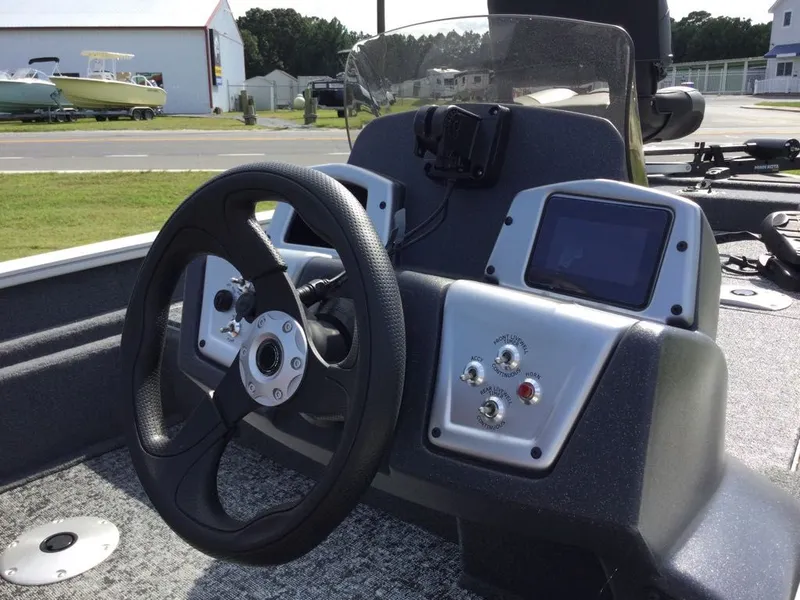 Slide: The Image of Tracker Pro Team 175 2025 - 4