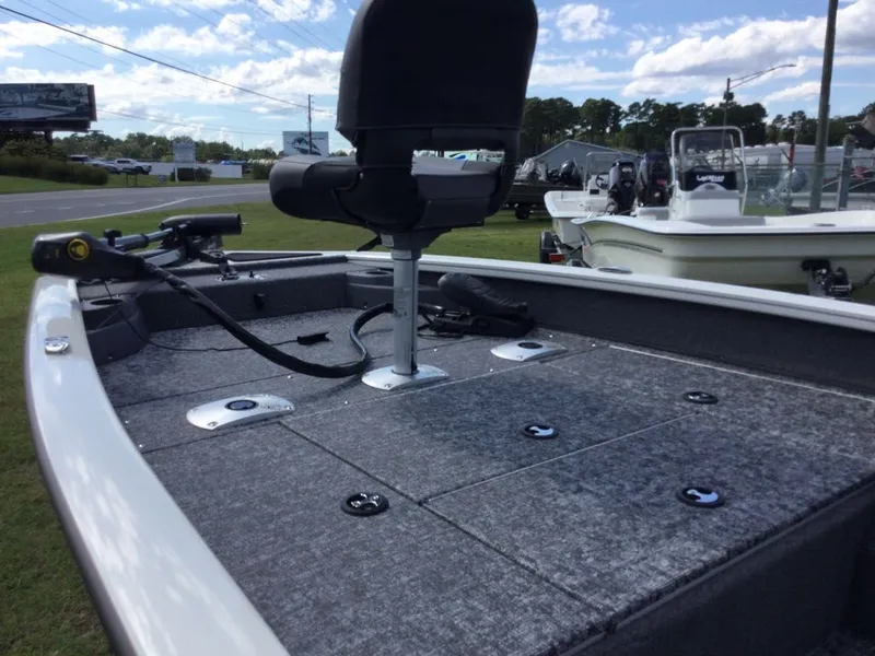 Slide: The Image of Tracker Pro Team 175 2025 - 6