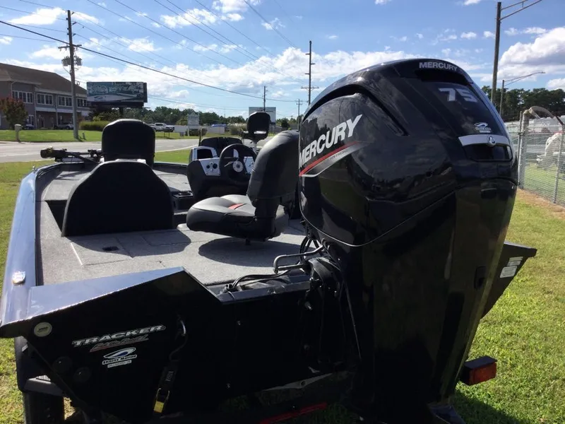 Slide: The Image of Tracker PRO TEAM 175 CRAPPIE EDITIOB 2025 - 10