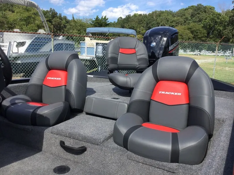 Slide: The Image of Tracker PRO TEAM 175 CRAPPIE EDITIOB 2025 - 8