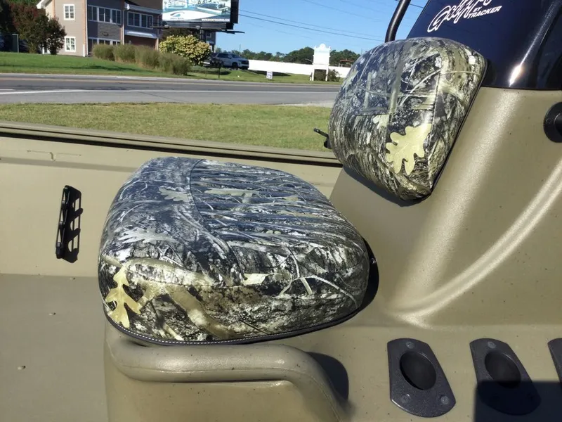 Slide: The Image of Tracker Grizzly 1860 CC 2025 - 5