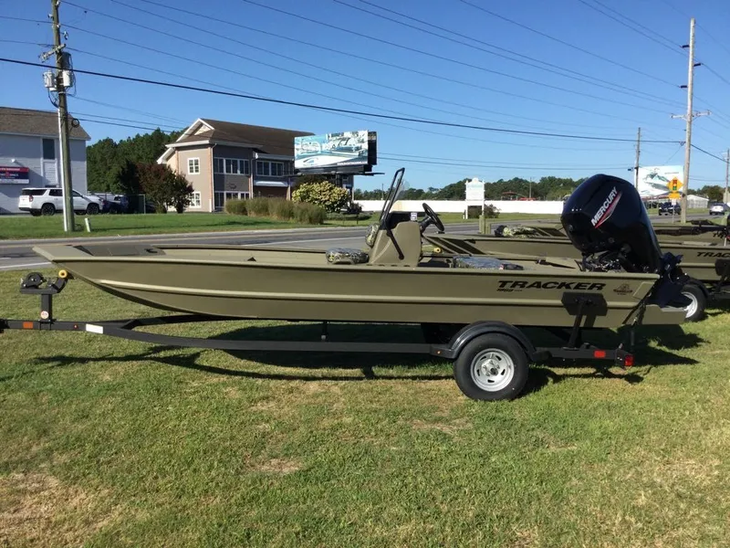 Slide: The Image of Tracker Grizzly 1860 CC 2025 - 6