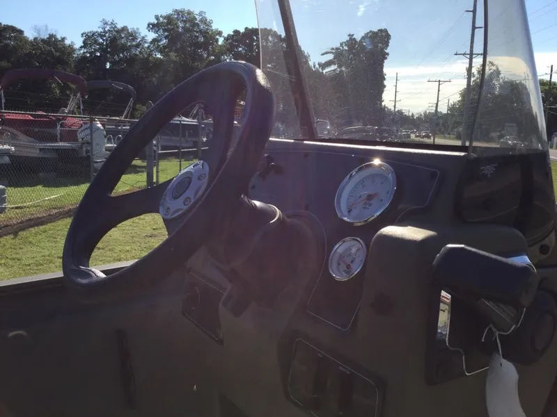 Slide: The Image of Tracker Grizzly 1860 CC 2025 - 8