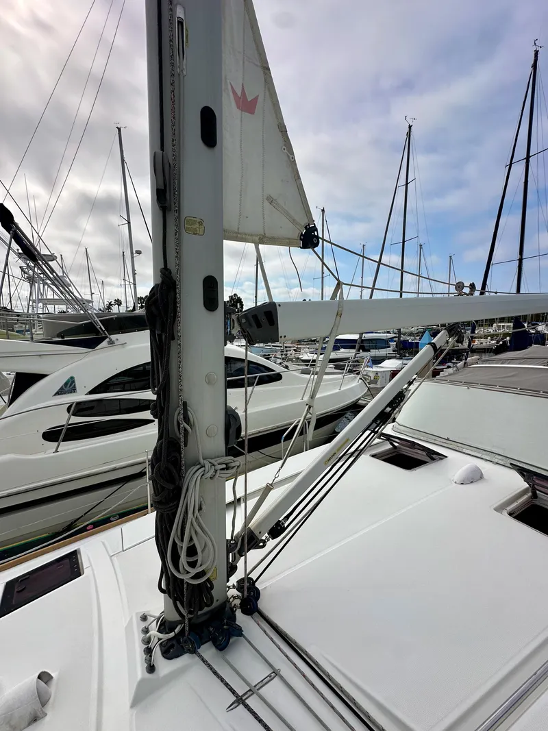 Slide: The Image of 2012 Beneteau Sense 43 sailboat mast and rigging in marina setting. - 29