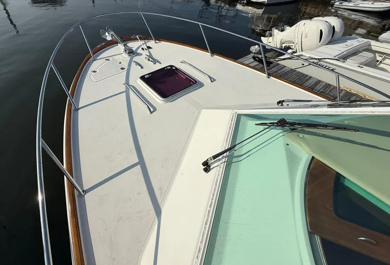 Slide: The Image of 2009 Hunt Yachts Harrier 29 boat deck with railing and hatch, docked at marina. - 11