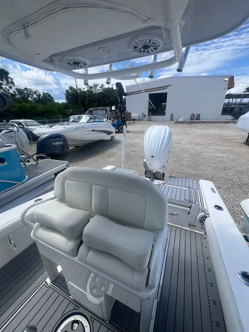 Slide: The Image of Everglades 253 Center Console 2021 - 10