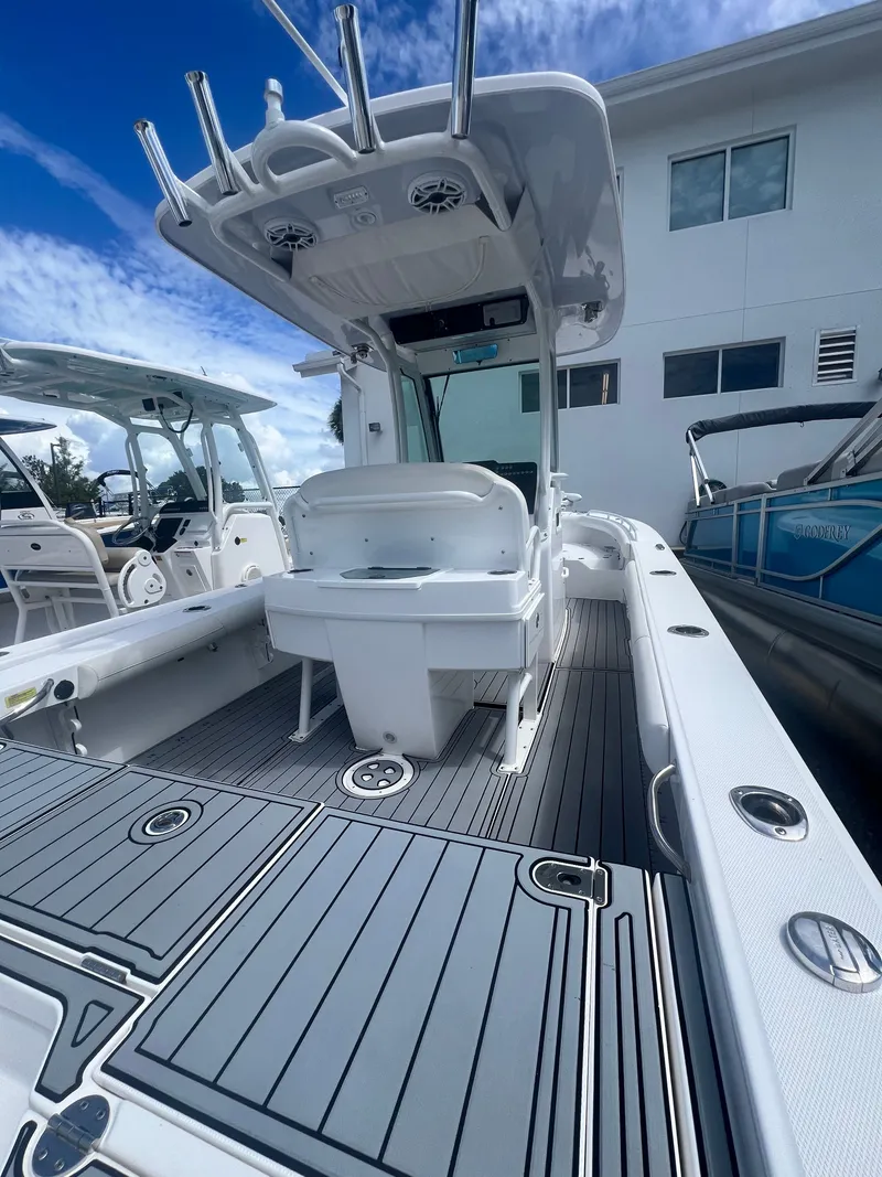 Slide: The Image of Everglades 253 Center Console 2021 - 15