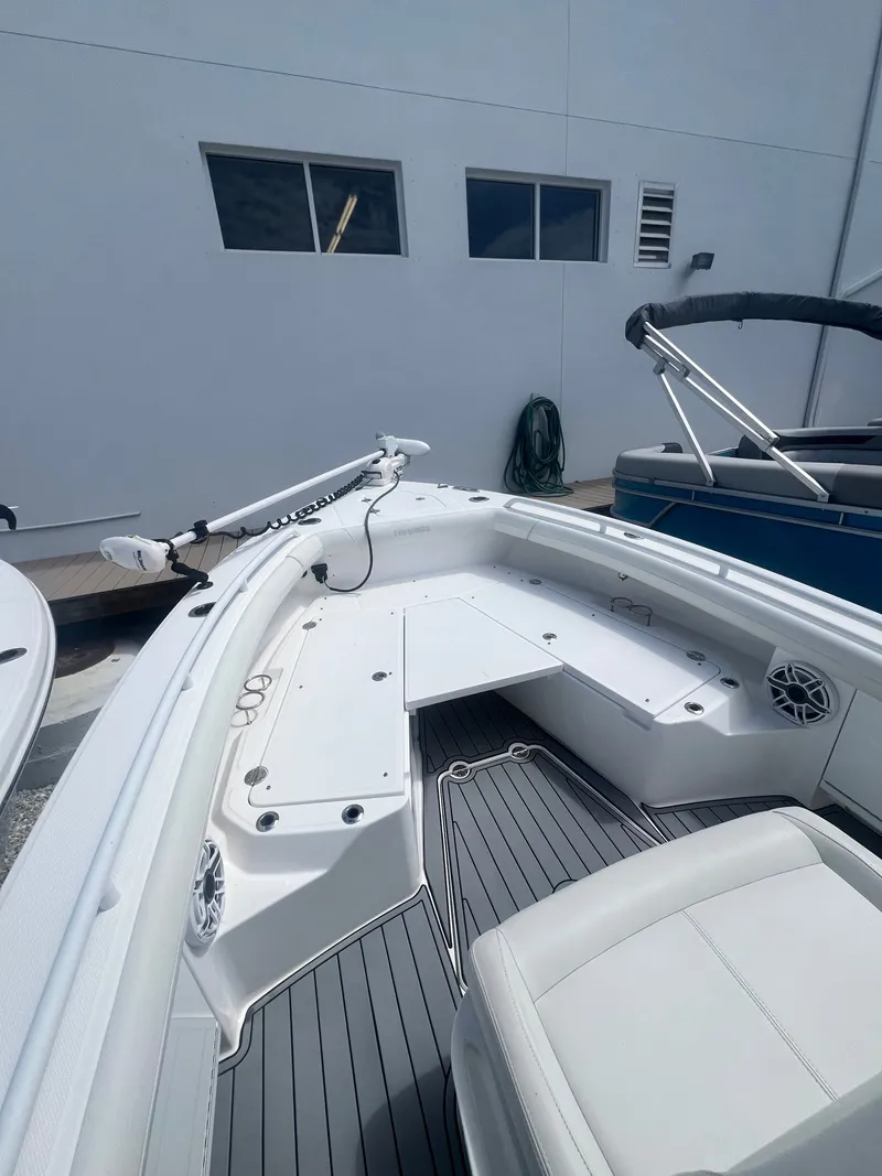 Slide: The Image of Everglades 253 Center Console 2021 - 5