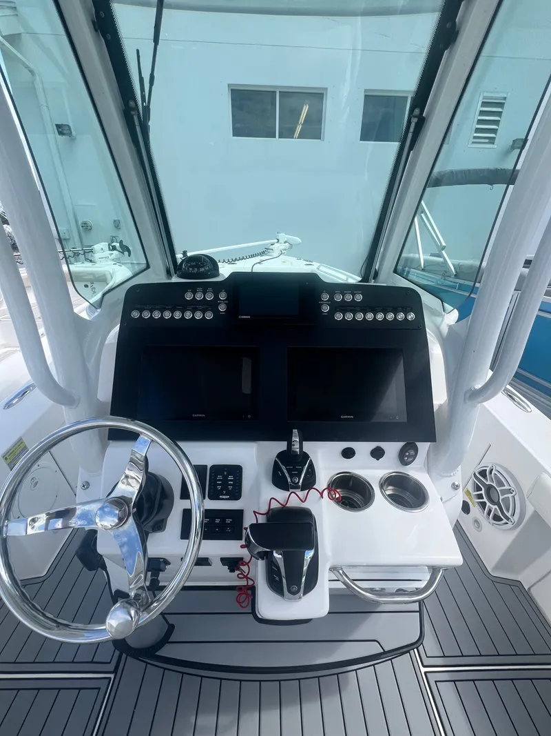 Slide: The Image of Everglades 253 Center Console 2021 - 7