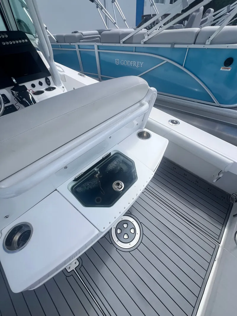 Slide: The Image of Everglades 253 Center Console 2021 - 9