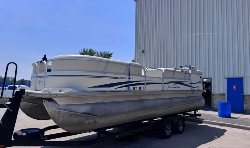 Slide: The Image of Fisher Freedon 220 DLX 2008 - 1