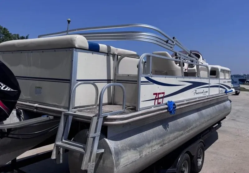 Slide: The Image of Fisher Freedon 220 DLX 2008 - 3