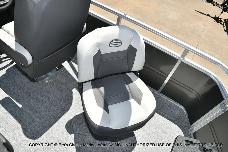 Slide: The Image of Sun Tracker Fishin' Barge 20 DLX 2026 - 55