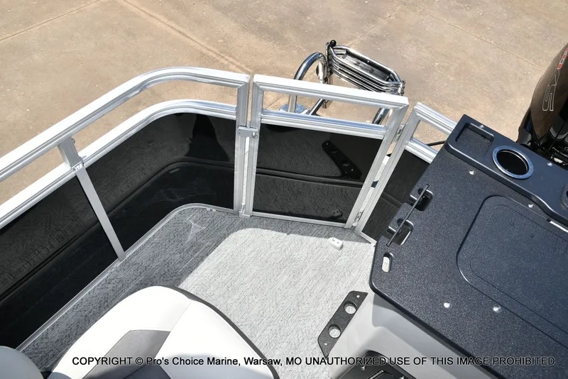 Slide: The Image of Sun Tracker Fishin' Barge 20 DLX 2026 - 55