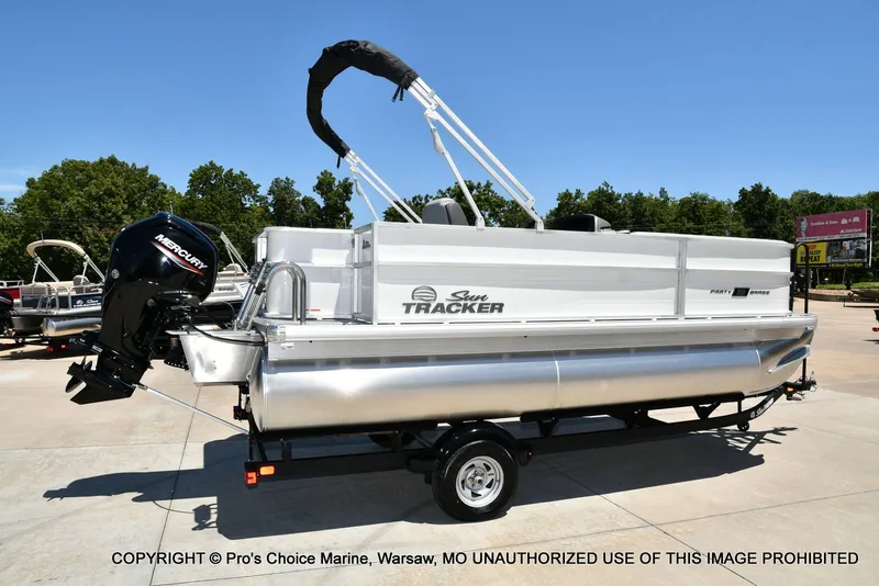 Slide: The Image of Sun Tracker Party Barge 18 DLX 2026 - 16