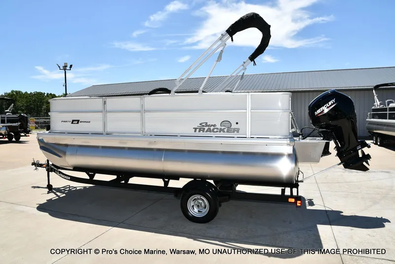 Slide: The Image of Sun Tracker Party Barge 18 DLX 2026 - 20