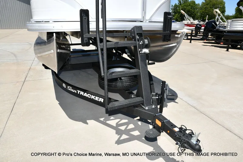 Slide: The Image of Sun Tracker Party Barge 18 DLX 2026 - 23