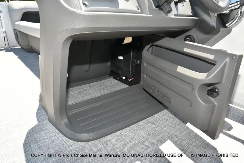 Slide: The Image of Sun Tracker Party Barge 18 DLX 2026 - 35