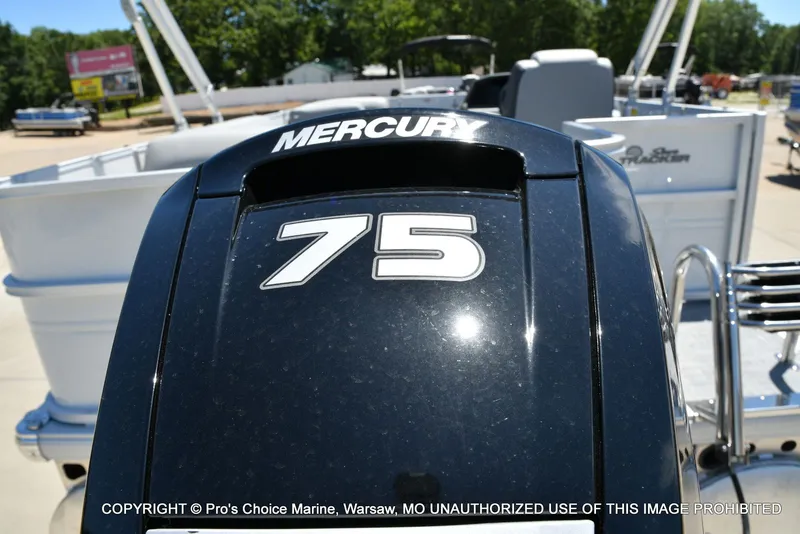 Slide: The Image of Sun Tracker Party Barge 18 DLX 2026 - 4