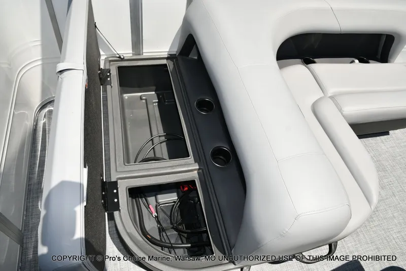 Slide: The Image of Sun Tracker Party Barge 18 DLX 2026 - 40