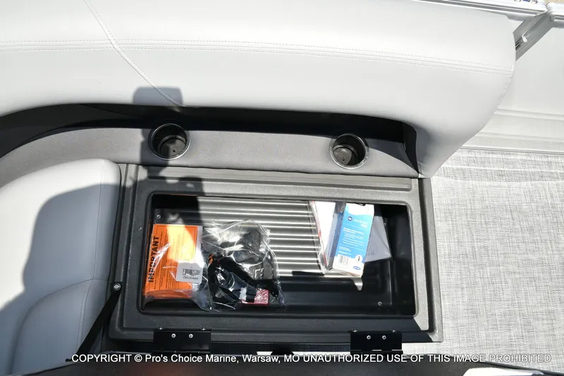 Slide: The Image of Sun Tracker Party Barge 18 DLX 2026 - 45