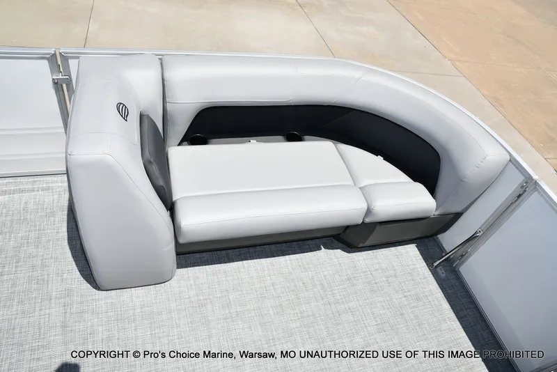 Slide: The Image of Sun Tracker Party Barge 18 DLX 2026 - 54