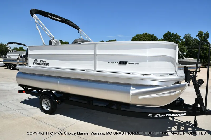 Slide: The Image of Sun Tracker Party Barge 18 DLX 2026 - 64