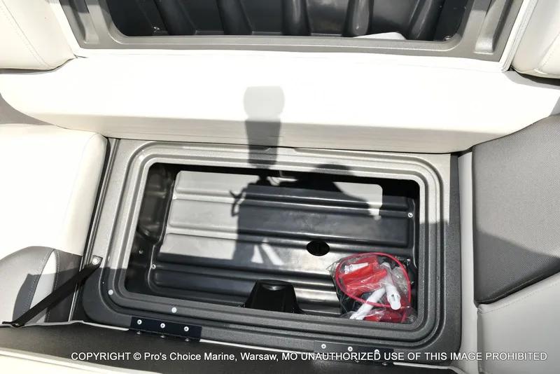 Slide: The Image of Sun Tracker Fishin' Barge 20 DLX 2026 - 45