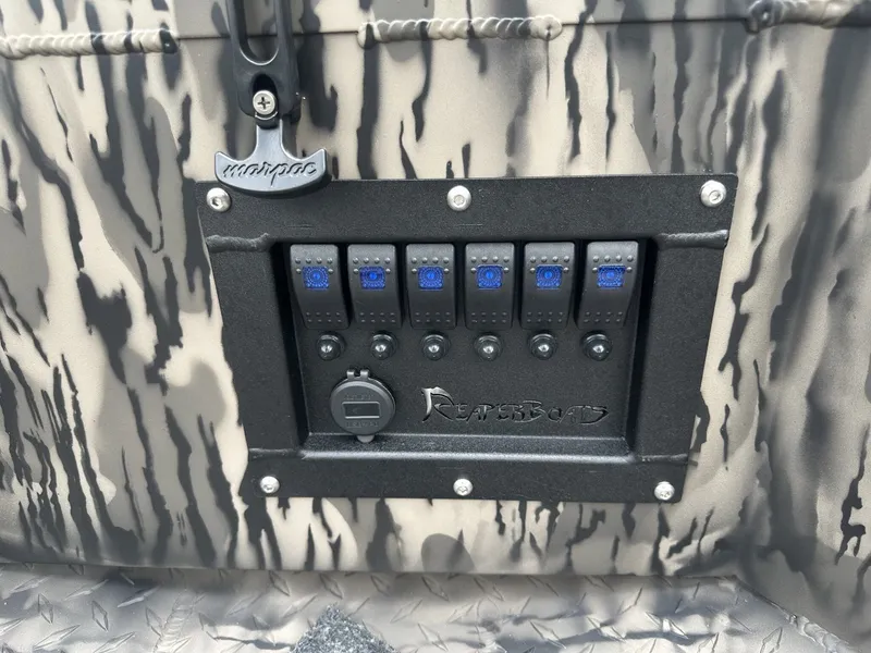 Slide: The Image of Reaper Boats 553 STEP TRANSOM 2025 - 10