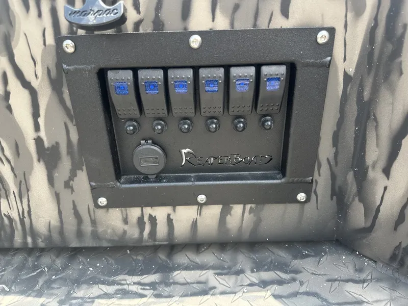 Slide: The Image of Reaper Boats 756 STEP TRANSOM 2026 - 12