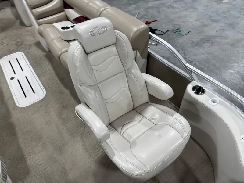 Slide: The Image of Luxurious white leather seat on 2008 Crest III 2570 boat interior. - 10