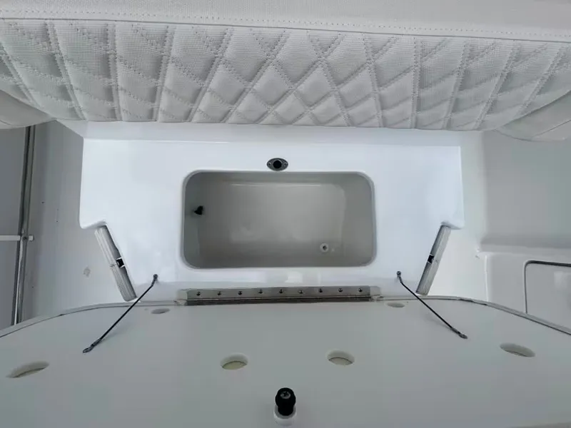 Slide: The Image of Sea Hunt Ultra 245 SE 2026 - 12