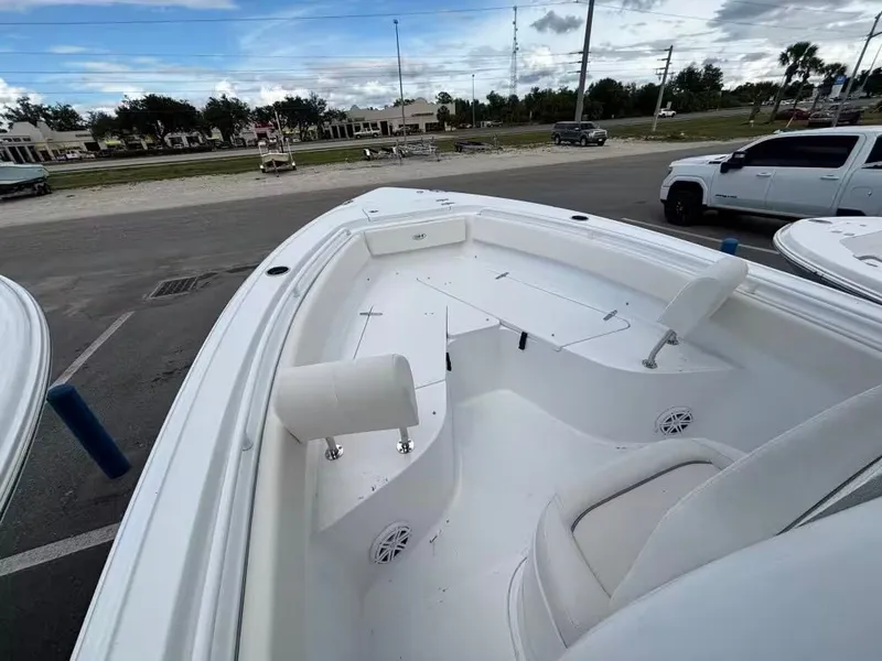 Slide: The Image of Sea Hunt Ultra 245 SE 2026 - 13