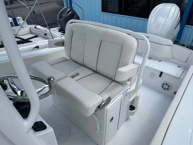 Slide: The Image of Sea Hunt Ultra 245 SE 2026 - 7