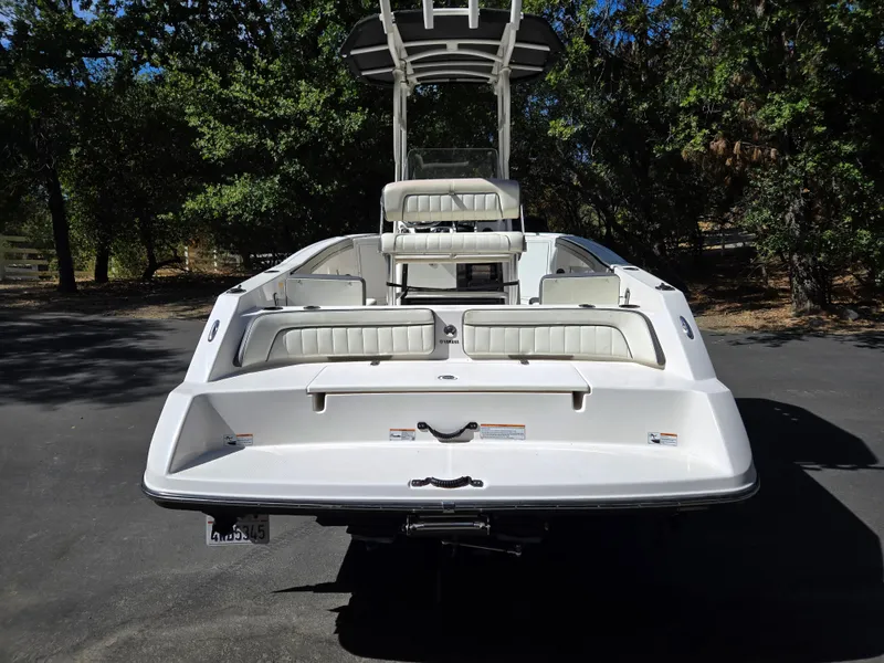 Slide: The Image of 2022 Yamaha Boats 210 FSH Deluxe, rear view, parked outdoors. - 3