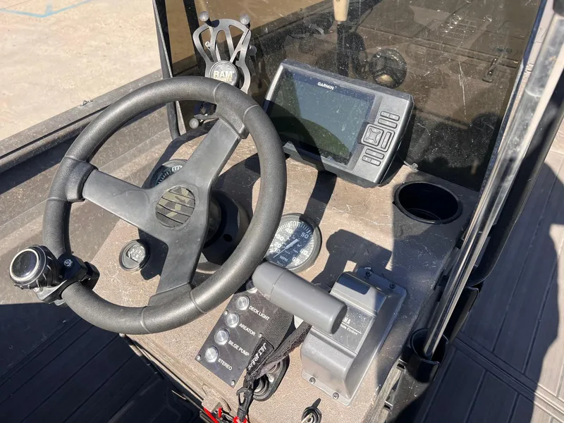 Slide: The Image of 2007 Lakesport 1860 boat dashboard with steering wheel, Garmin GPS, and control panel. - 8
