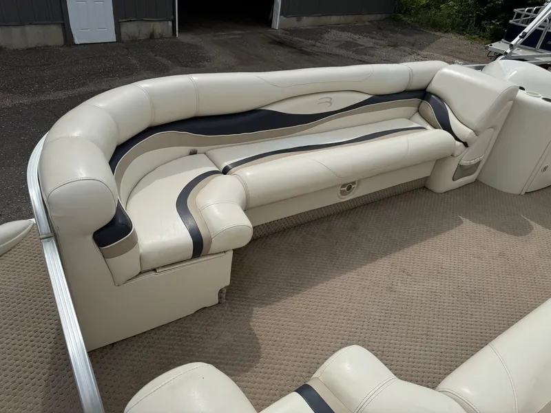 Slide: The Image of Bennington 2250RL 2004 - 10