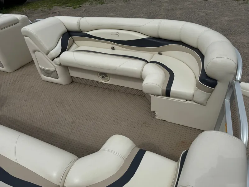 Slide: The Image of Bennington 2250RL 2004 - 13