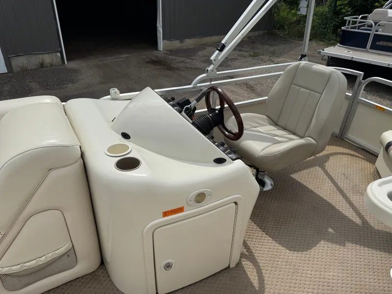 Slide: The Image of Bennington 2250RL 2004 - 17