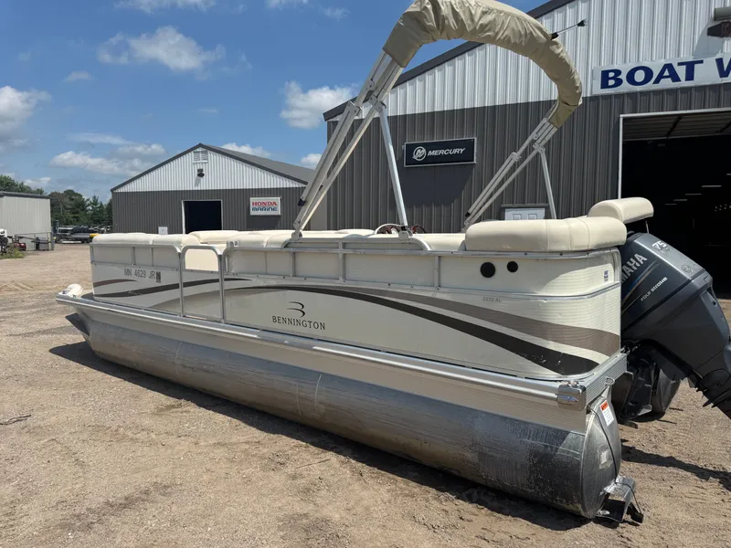 Slide: The Image of Bennington 2250RL 2004 - 42