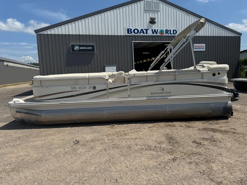 Slide: The Image of Bennington 2250RL 2004 - 43