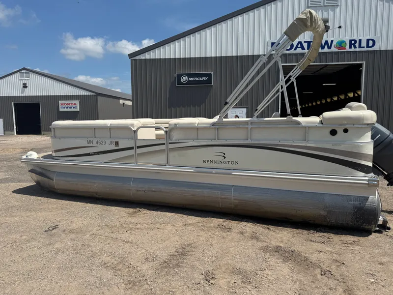 Slide: The Image of Bennington 2250RL 2004 - 44