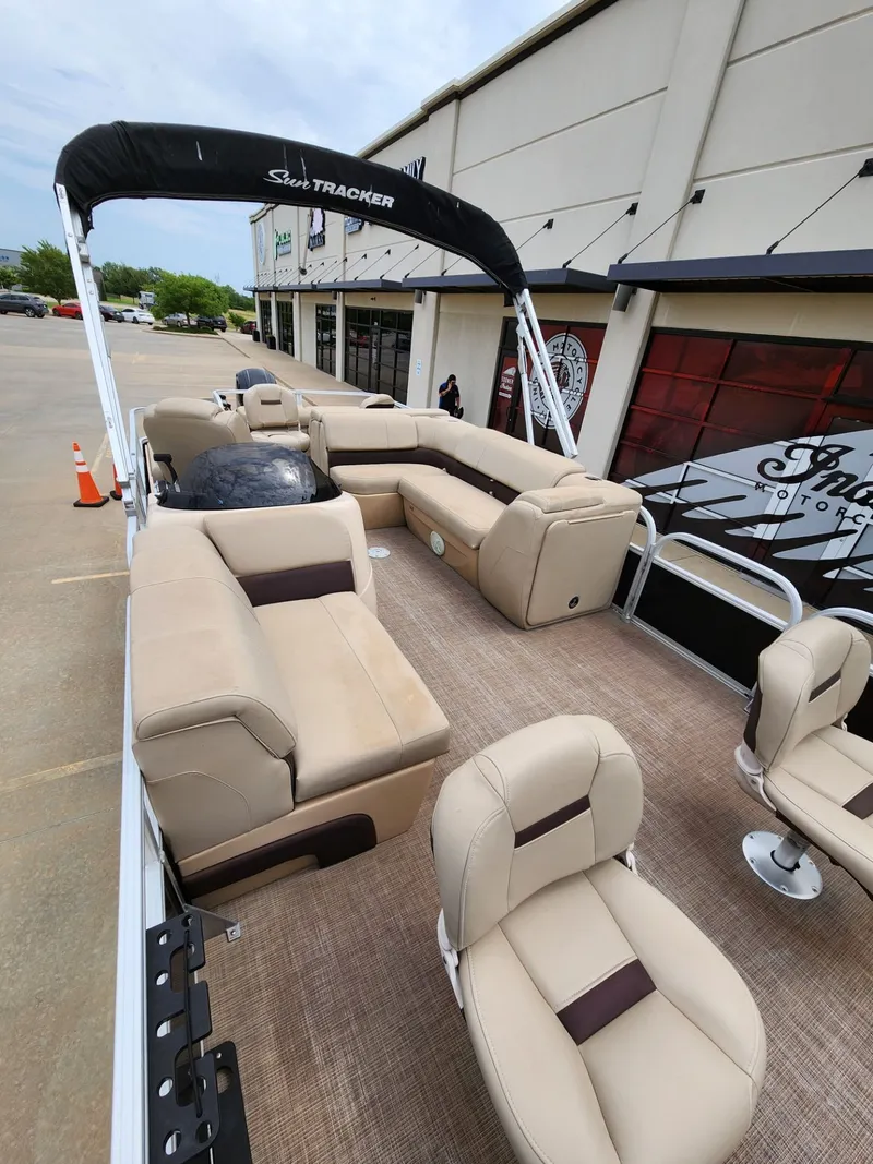 Slide: The Image of Sun Tracker Fishin' Barge 22 DLX 2019 - 10