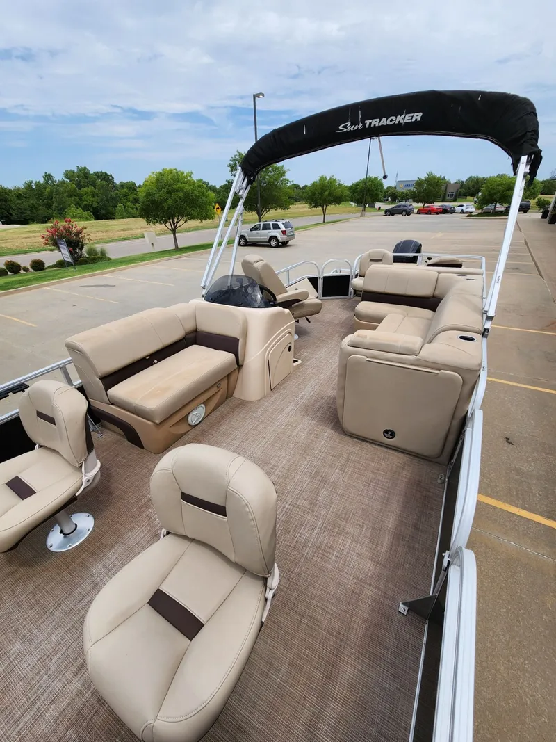 Slide: The Image of Sun Tracker Fishin' Barge 22 DLX 2019 - 11