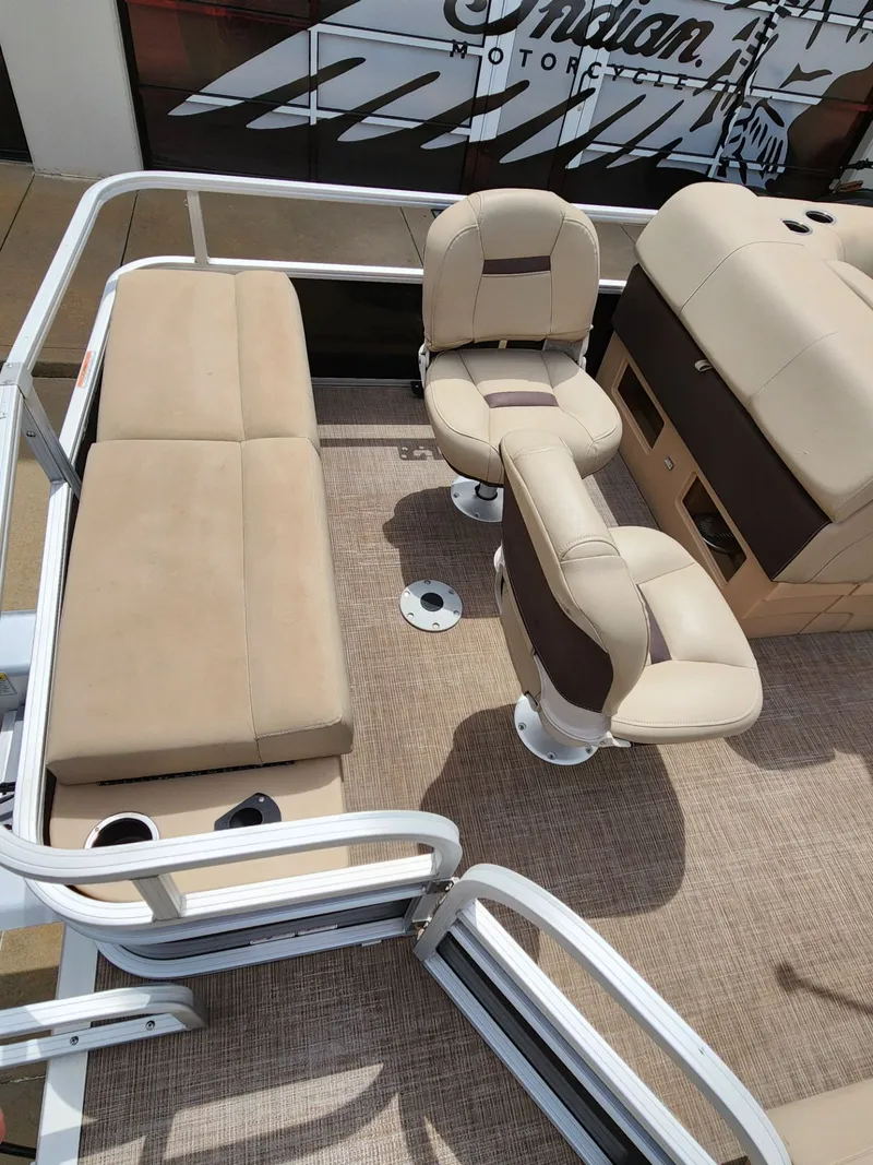 Slide: The Image of Sun Tracker Fishin' Barge 22 DLX 2019 - 15